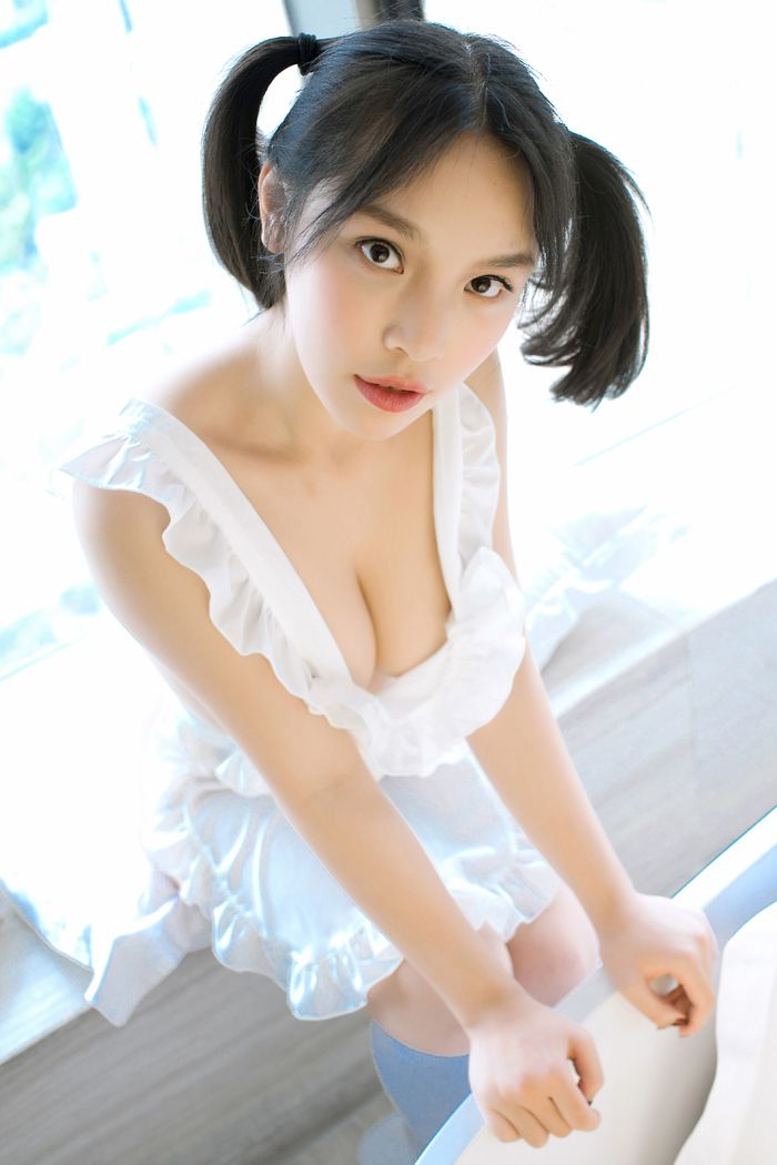 童颜巨乳小纯子纯白制服诱惑动人