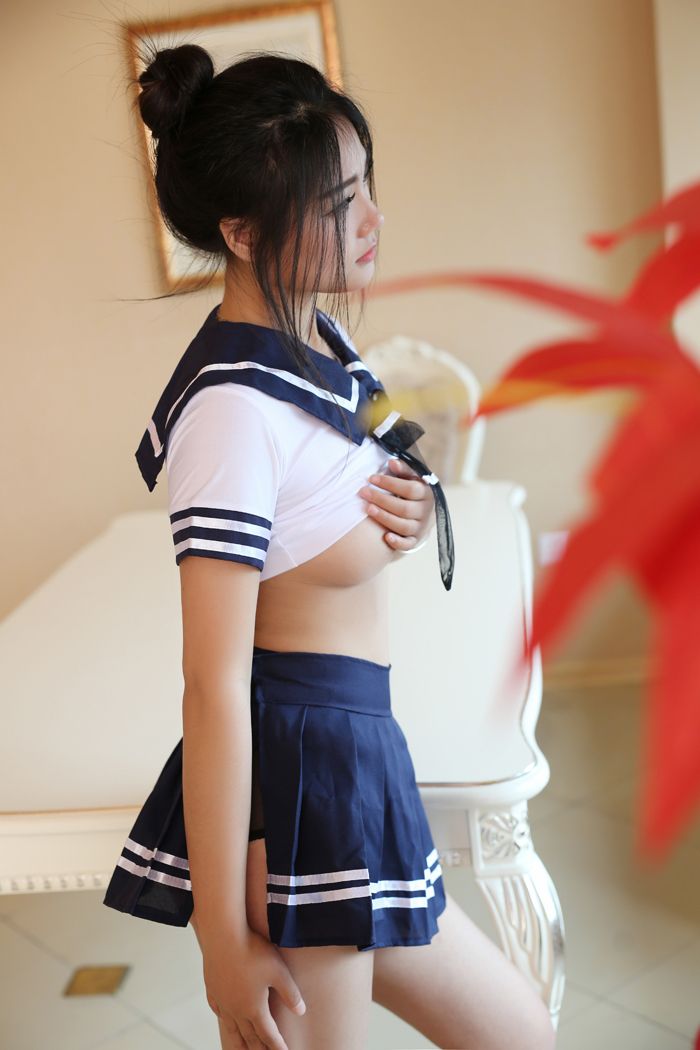 美女白微学生制服性感美乳呼之欲出