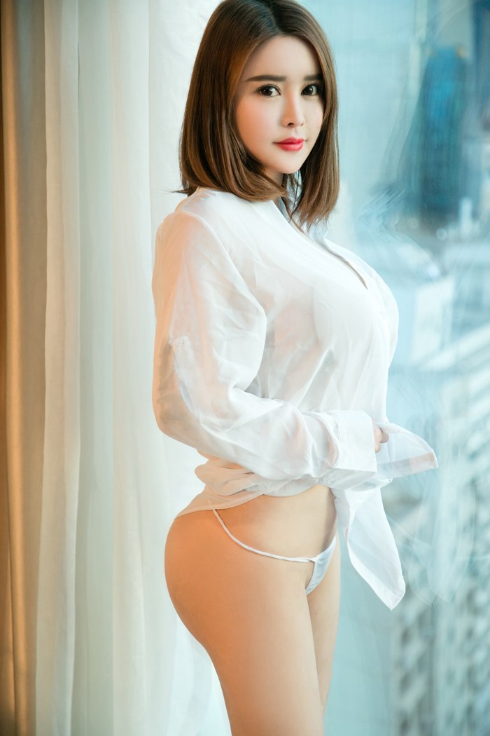 爆乳靓妹李唯一蕾丝薄纱春光乍泄