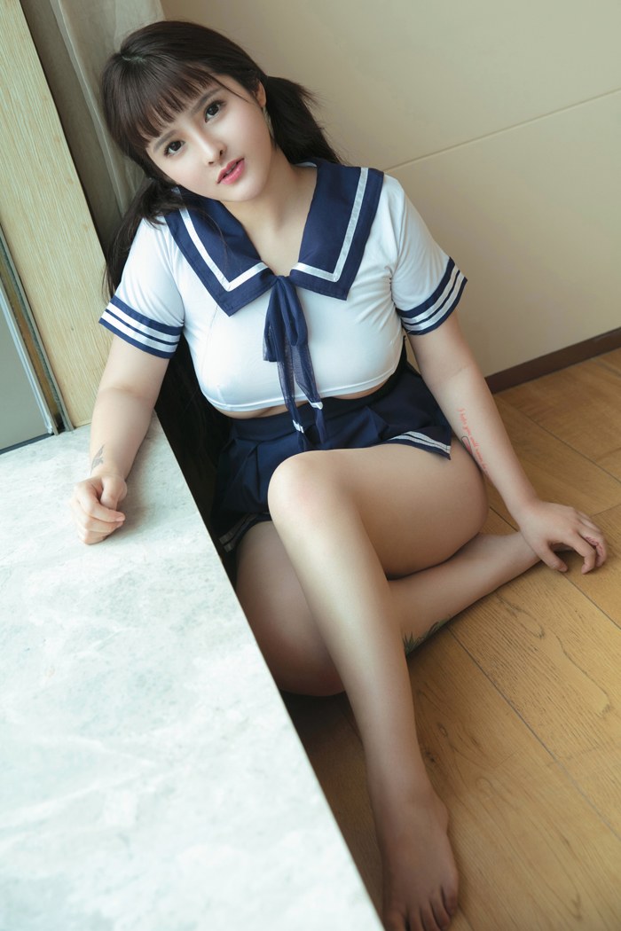 宅男女神杨漫妮制服秀丰乳肥臀看点足