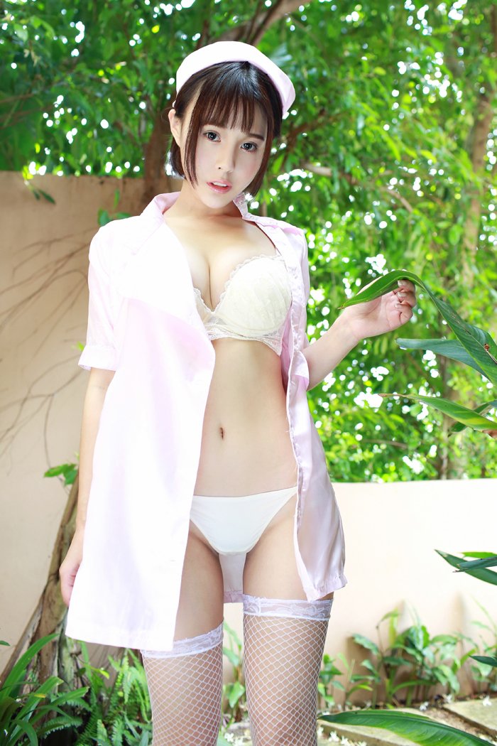 性感护士艾莉情趣网袜美乳呼之欲出